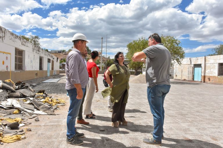 15-01- PLAN VERANO- Min. Soledad Martinez recorre escuelas con Mantenimiento y pte equipo- Esc. N° 256 (14)