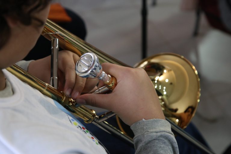 Entrega Instrumentos Musicales Escuela Música (54)