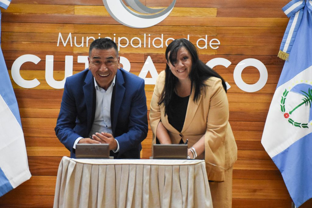 R. de la Comarca_ Cutral Co- Min. Soledad Martinez e Int. nRamon Rioseco Firman convenio para mantenimiento de 5 escuelas de la ciudad (2)