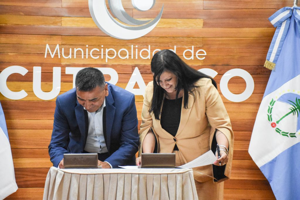 R. de la Comarca_ Cutral Co- Min. Soledad Martinez e Int. nRamon Rioseco Firman convenio para mantenimiento de 5 escuelas de la ciudad (3)