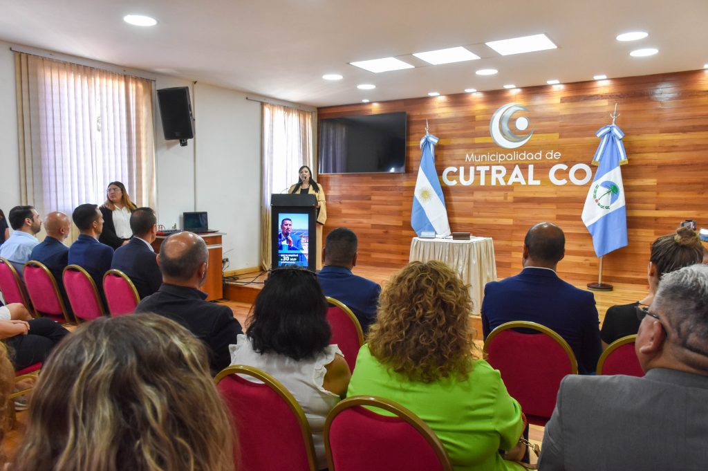 R. de la Comarca_ Cutral Co- Min. Soledad Martinez e Int. nRamon Rioseco Firman convenio para mantenimiento de 5 escuelas de la ciudad (4)