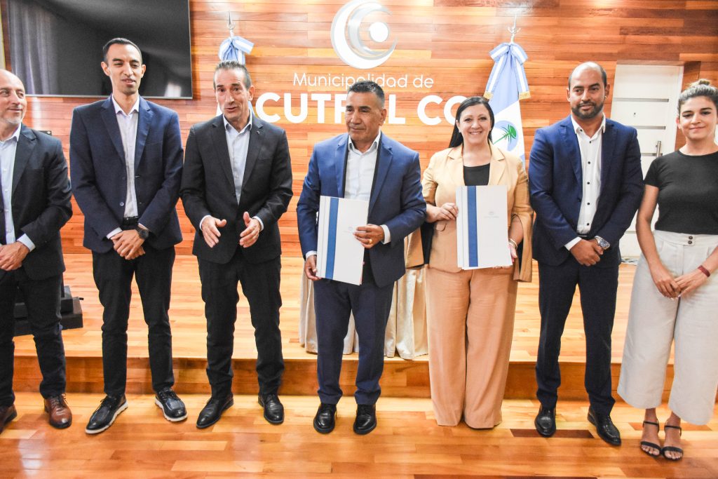 R. de la Comarca_ Cutral Co- Min. Soledad Martinez e Int. nRamon Rioseco Firman convenio para mantenimiento de 5 escuelas de la ciudad (5)