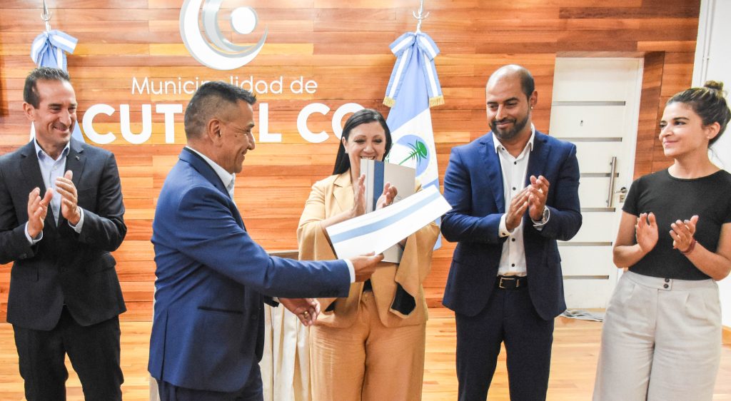 R. de la Comarca_ Cutral Co- Min. Soledad Martinez e Int. nRamon Rioseco Firman convenio para mantenimiento de 5 escuelas de la ciudad (6)