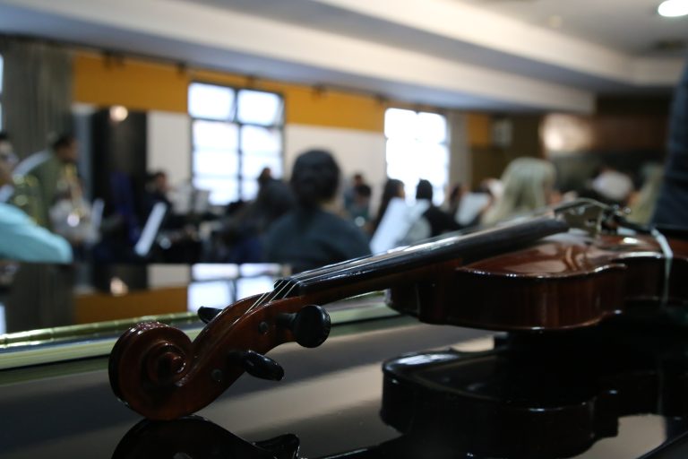 Entrega Instrumentos Musicales Escuela Música (24)