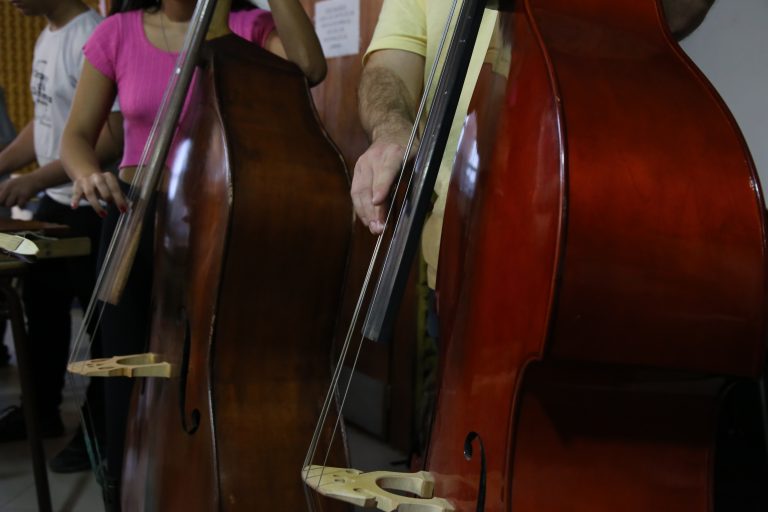 Entrega Instrumentos Musicales Escuela Música (35)